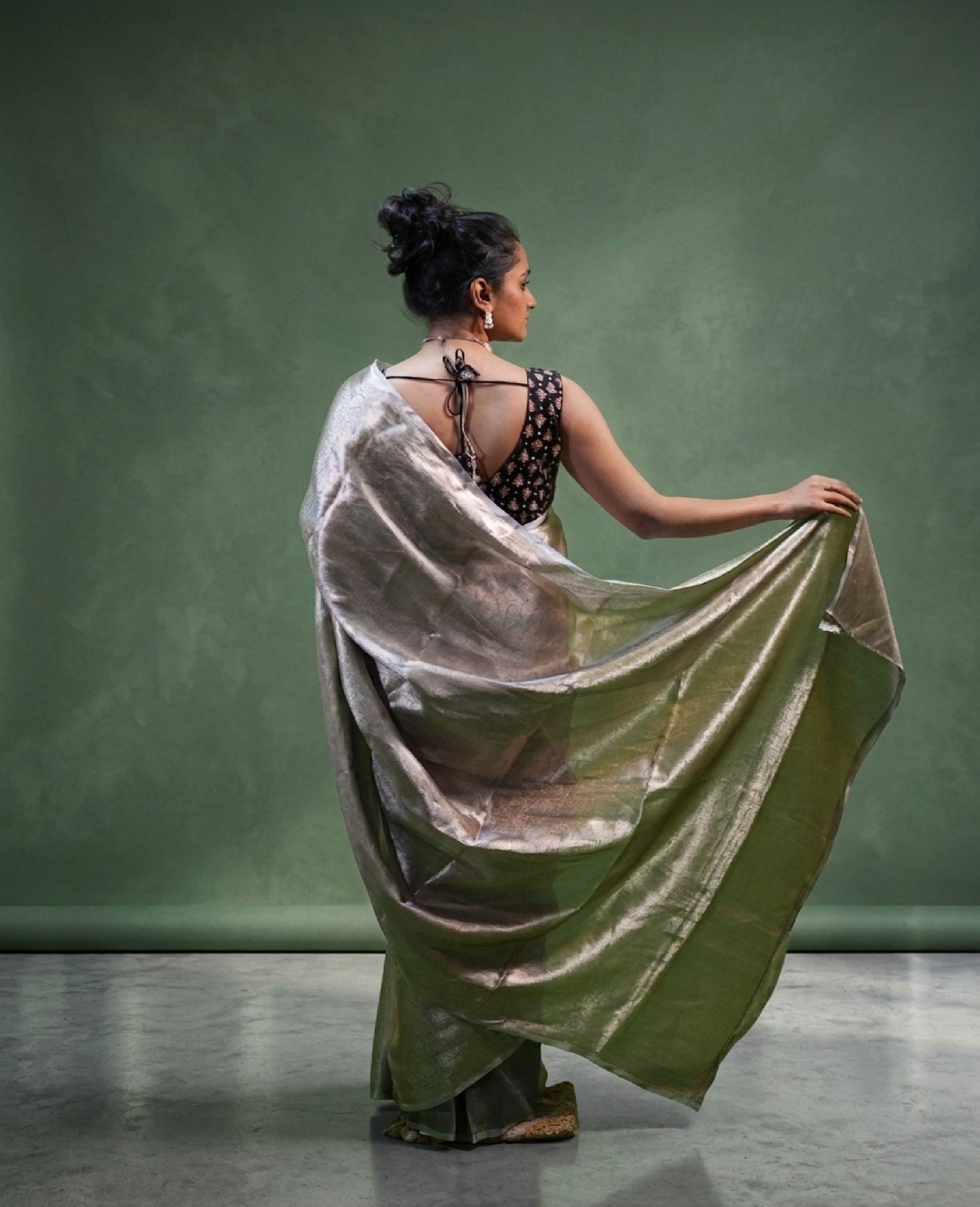 Zivah” Grey-Silver Metallic Tissue Brocade Banarasi Handloom Saree